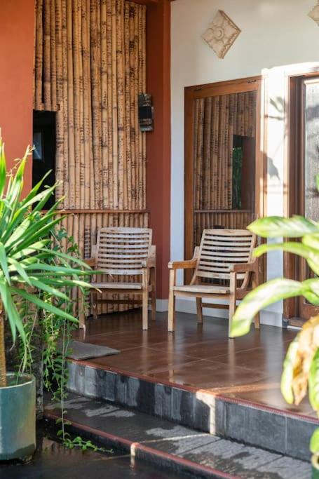 Villa Kenanga In Meninting By The Beach Матарам Экстерьер фото