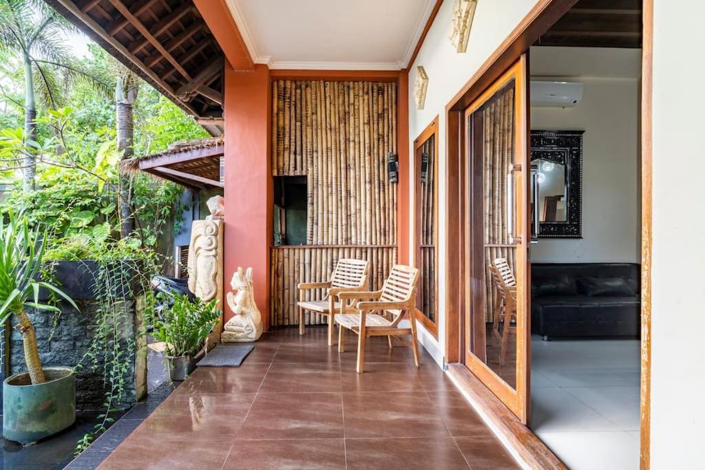 Villa Kenanga In Meninting By The Beach Матарам Экстерьер фото