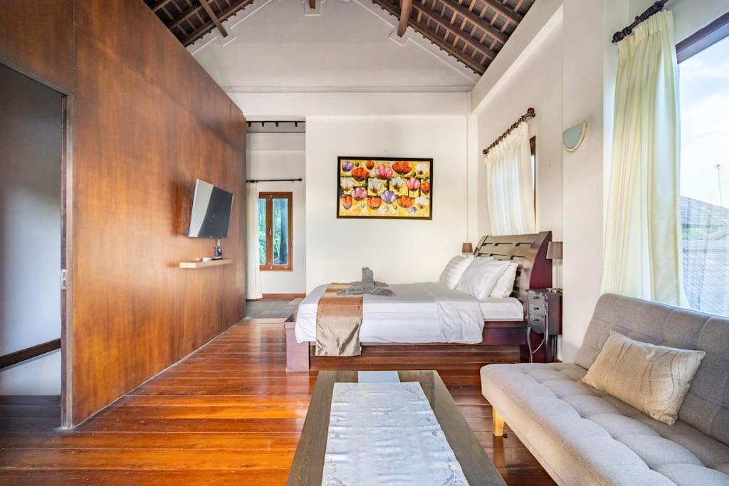Villa Kenanga In Meninting By The Beach Матарам Экстерьер фото