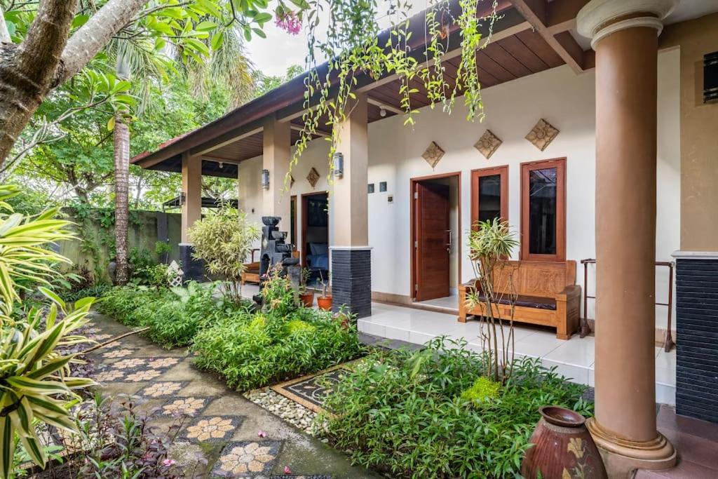 Villa Kenanga In Meninting By The Beach Матарам Экстерьер фото