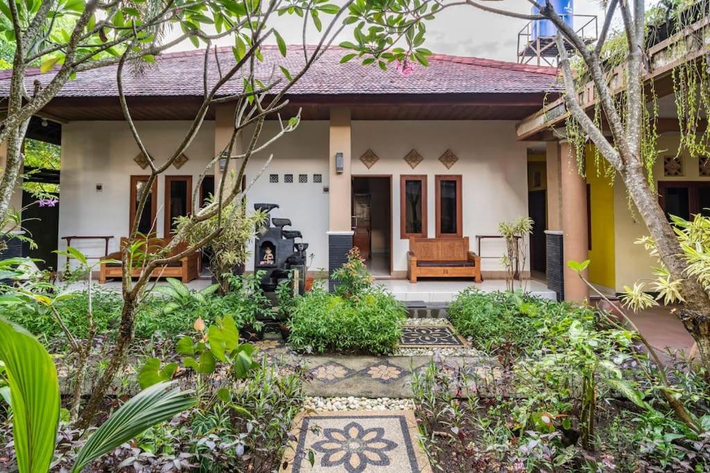 Villa Kenanga In Meninting By The Beach Матарам Экстерьер фото